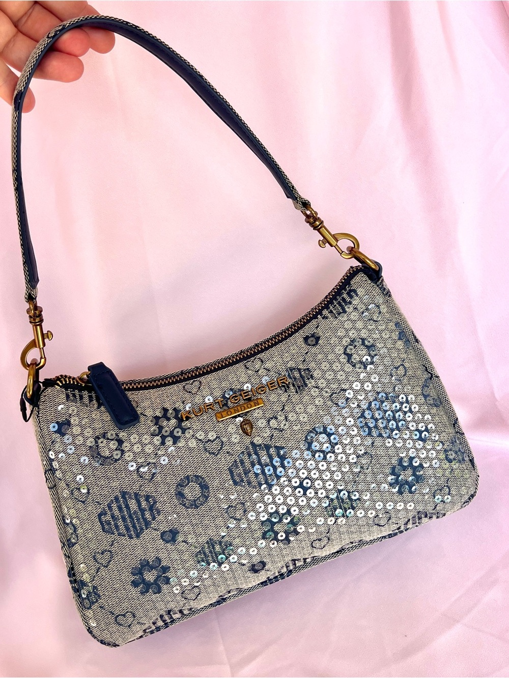 Kurt Geiger Highgate Shoulder Sequined textile bag logo beige navy
